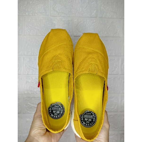 PRELOVED sepatu wanita merk WAKAI nego tipis