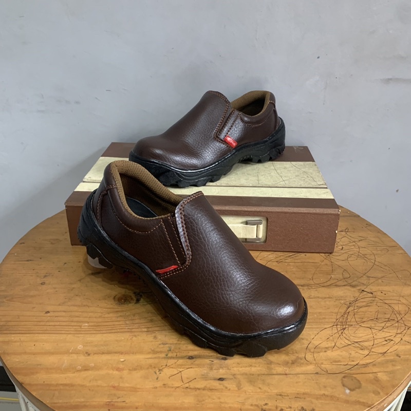 sepatu safety slip on ujung besi pria kerja proyek lapangan dinas bahan kulit sintetis premium