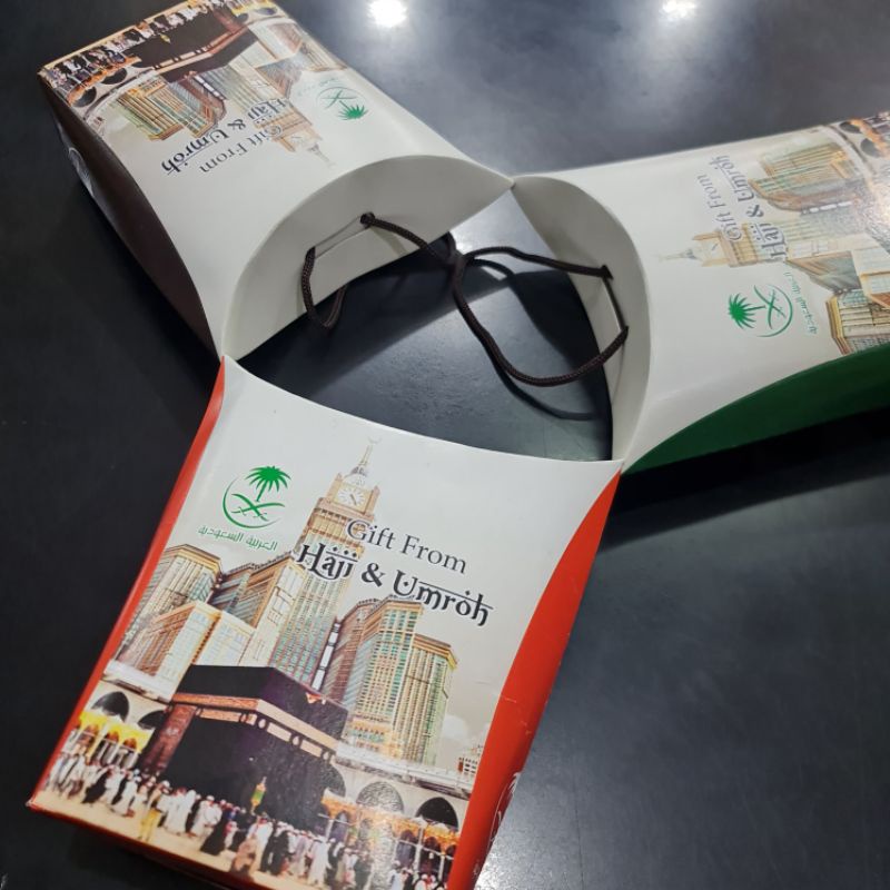 

DUS OLEH OLEH HAJI DAN UMROH MEWAH DAN MURAH/SOUVENIR OLEH OLEH HAJI/DUS TALI JINJING MEWAH DAN MURAH