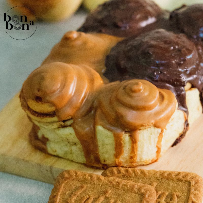 

Bonabon Small Box Cinnamon Roll / Kue loyang / Roti topping premium selai rasa / Roti gulung kayu manis / Desset box / Sweet cake