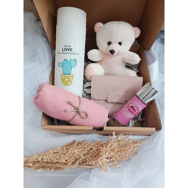

Hampers / Giftbox / Kado Ultah / Kado Ulangtahun / kado cewek / kado unik / kerudung / scruncie /tasbih digital