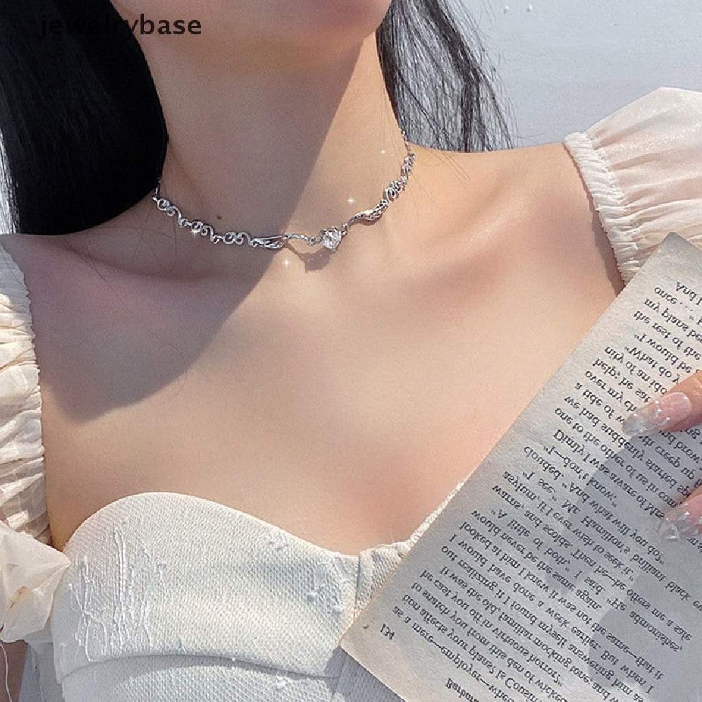 Kalung Choker Rantai Klavikula Kristal Bentuk Hati Warna Silver Untuk Perhiasan Wanita