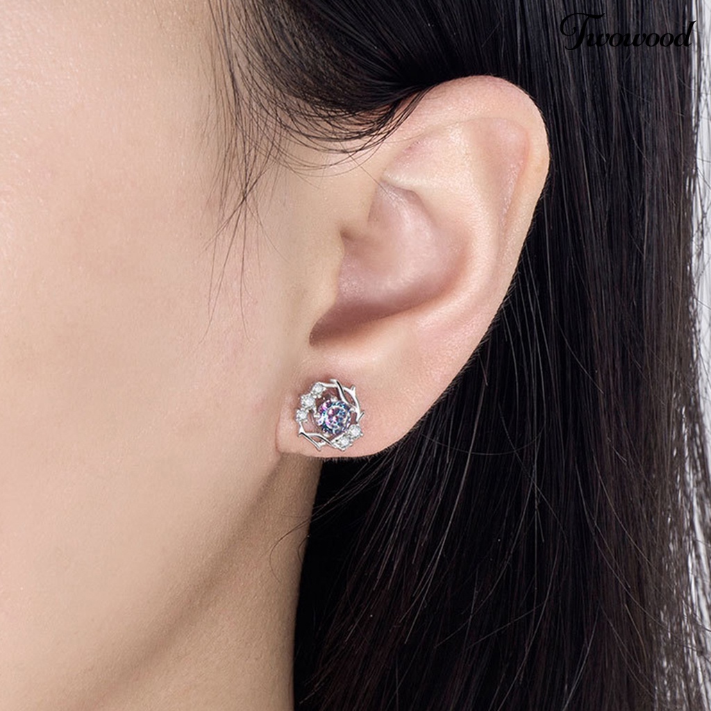 1 Pasang Anting Stud Desain Snowflake Aksen Batu Berlian Imitasi Hypoallergenic Untuk Wanita