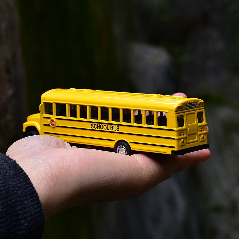 Mainan Model Bus Sekolah Bahan Alloy Skala 1 / 64 Untuk Hadiah Ulang Tahun Anak Laki-Laki