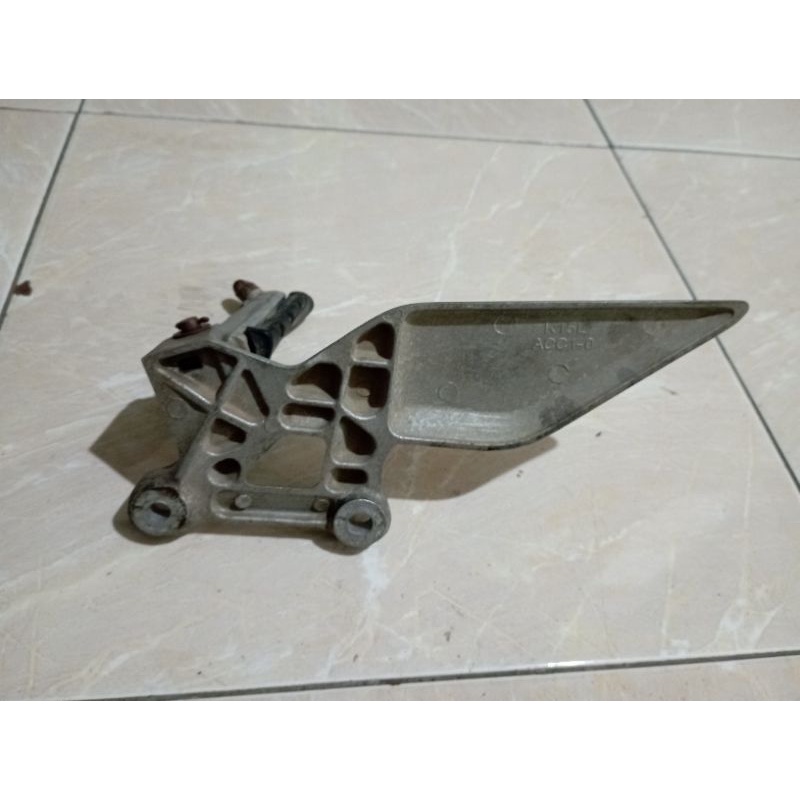 FOOT STEP KIRI HONDA CB 150 OLD ORI K15