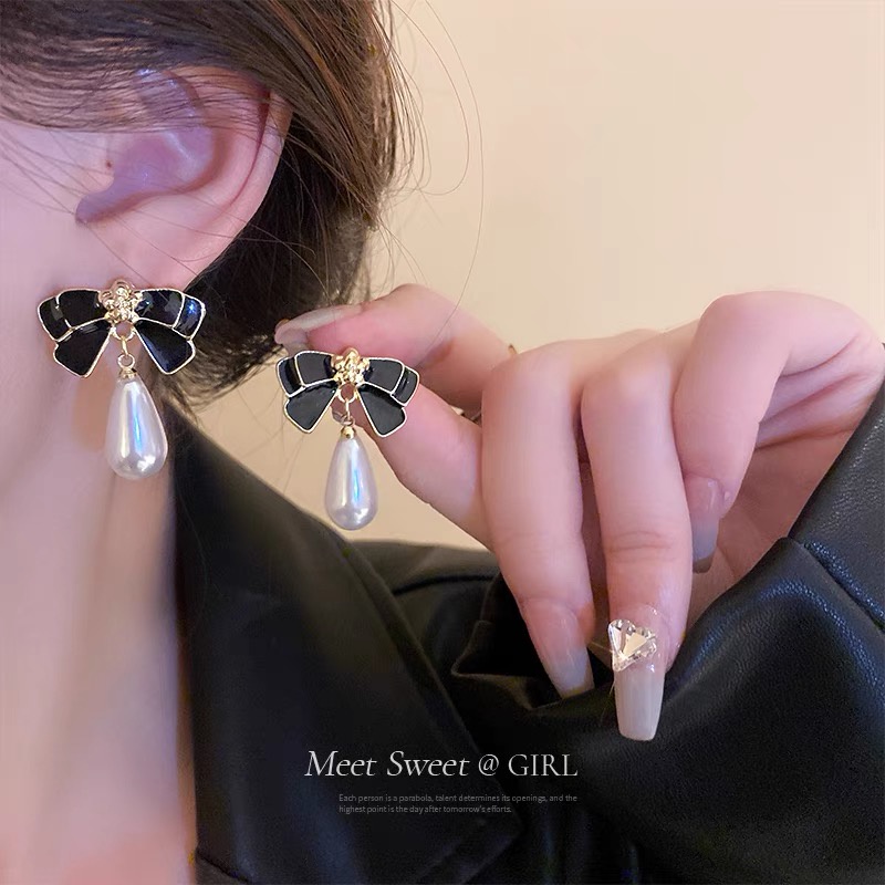Anting 925 Silver Needle Bentuk Pita Aksen Mutiara Gaya Retro Hong Kong Perancis Desain Chanel