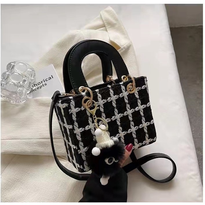 BJ62953 - BLACK/WHITE - TAS SLEMPANG JINJING TOTEBAG HANDBAG MOTIF KOTAK FREE GANTUNGAN POM BULU WANITA FASHION KOREA CHINA IMPORT MODIS ELEGAN TERMURAH TERLARIS TERBARU BAGSTORE JAKARTA TAS BATAM ZC2953