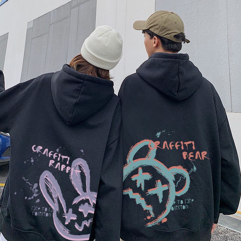 Promo COD Hoodie Pria Wanita Pasangan Kawaii Hoodie Cowok Cewek Kaus Gaya Korea Graffiti Rabit &amp; Bear Hitam Hoodies Harajuku Longgar Pullover Kaus Pacar Hadiah 2022 Baru