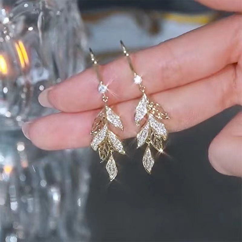 Anting Gantung Panjang Model Daun Dengan Berlian Imitasi Gaya Retro Untuk Wanita