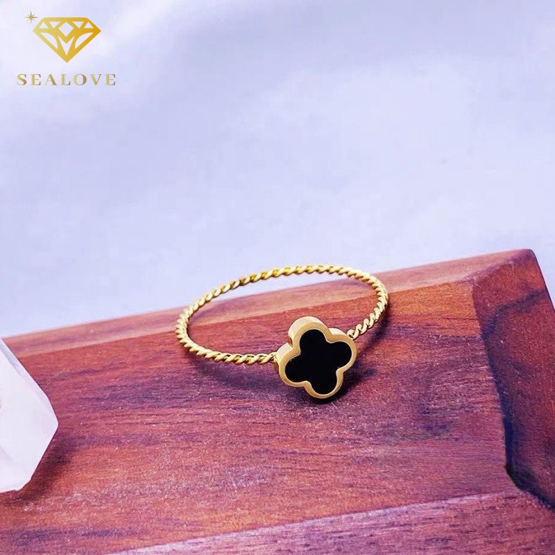 Cincin titanium anti karat wanita, cicin clover bunga rumput empat daun hitam, aksesoris perhiasan Korea