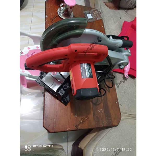 Mesin Miter Saw 10 inch, Maktec MT 230 potong alumunium