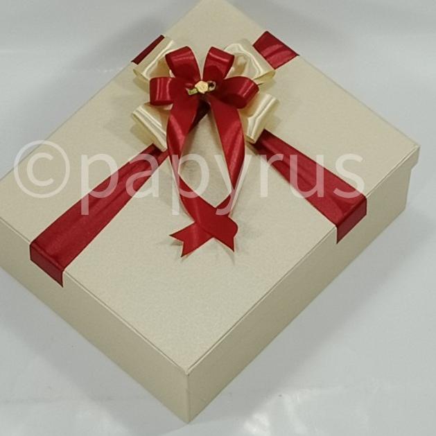 

Papyrus 22,5x27,5 tinggi 10cm Kotak Kado Gift Box Hadiah