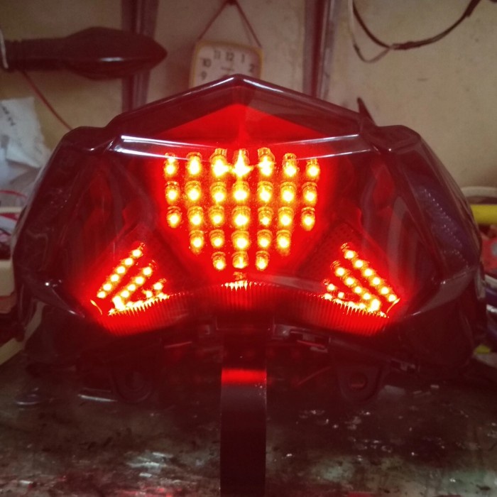 lampu led running 8 mode + reflektor ori + mika smoke vario led old