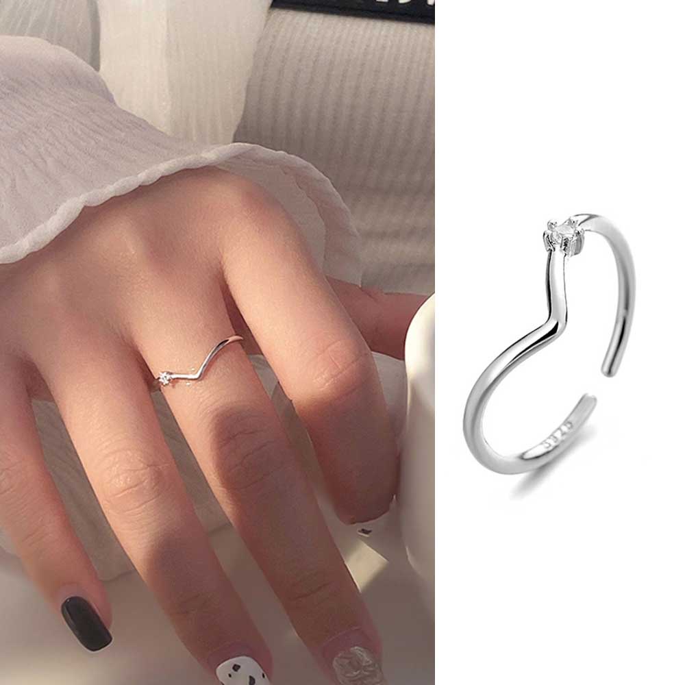 Cincin Zircon Berlian Imitasi Bentuk V Bahan Titanium Steel Warna Silver Gaya Korea Untuk Wanita