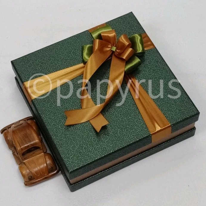 

PAPYRUS Sandwich 30x30 Tinggi 8cm Kotak Kado Gift Box