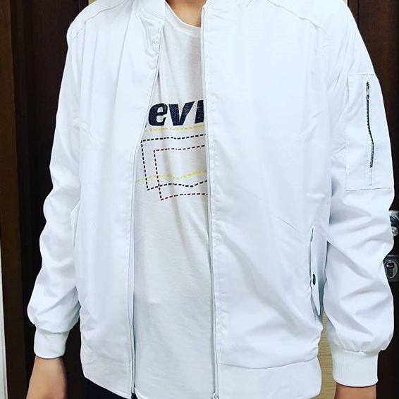 JAKET BOMBER PUTIH
