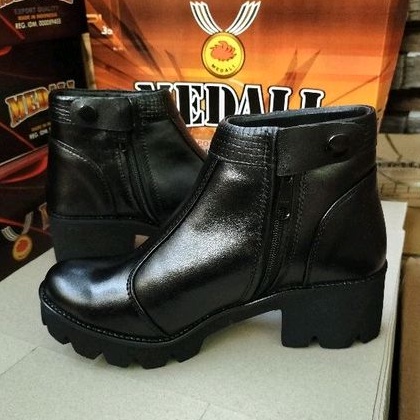 Sepatu kulit wanita boots terbaru dari MEDALISHOES official tampil lebih keren