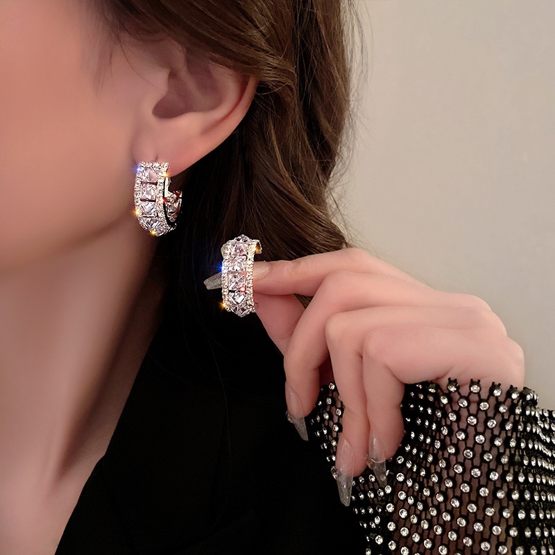 Anting Stud Bentuk C Hias Kristal Bahan Zirkon Gaya Korea Minimalis Untuk Wanita