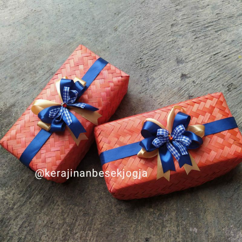 

SEPASANG BESEK 15X30 WARNA PITA /besek hias/besek cantik/besek pital/besek nasi/besek Snack/besek kue/besek hampers