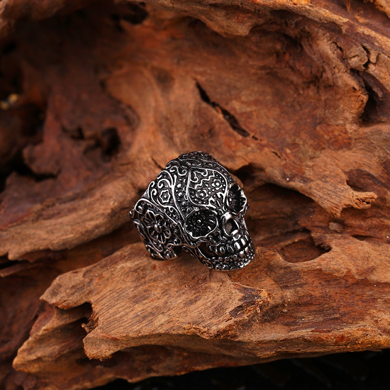 Cincin Bahan alloy Bentuk Tengkorak Gaya retro punk Eropa Amerika Untuk Pria