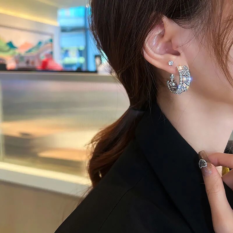 Anting Stud Kristal Zircon Bentuk C Warna Silver Gaya Korea Minimalis Elegan Untuk Wanita