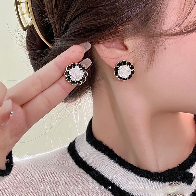 Anting Stud 925 Silver Aksen Mutiara Gaya Korea Retro Untuk Wanita