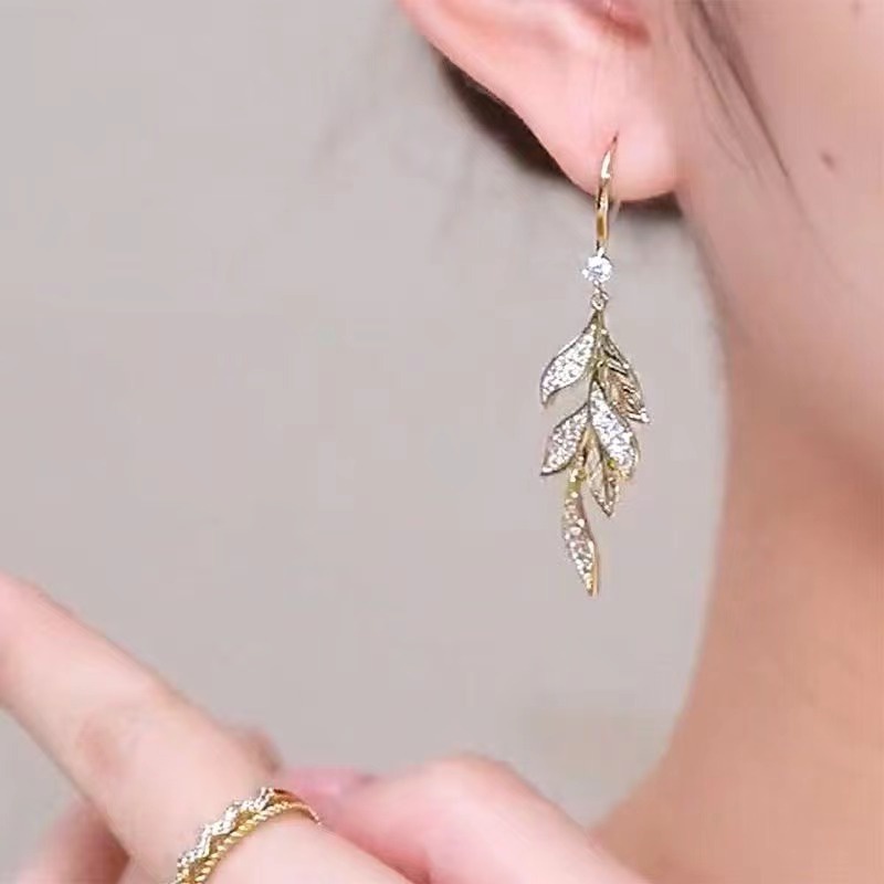 Anting Gantung Panjang Model Daun Dengan Berlian Imitasi Gaya Retro Untuk Wanita