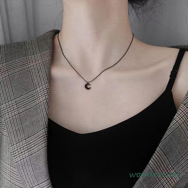 Kalung Liontin Korea Bulan Berlian Hitam Kalung  Rantai Tulang Selangka Untuk Wanita-Won