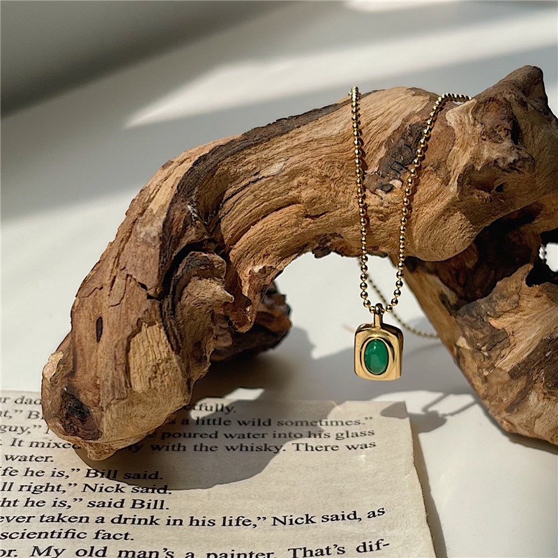 Kalung biji liontin batu hijau titanium anti karat harga grosir bisa cod