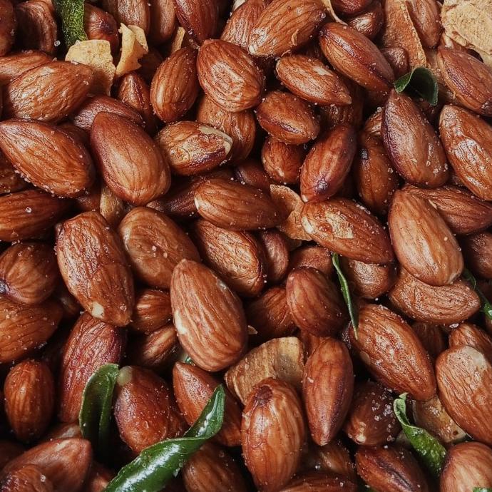 

fried almond (gurih)
