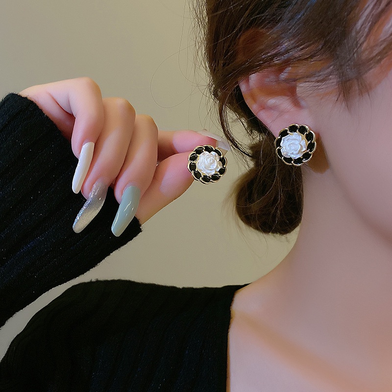 Anting Stud Desain Camellia Warna Hitam Emas Gaya Korea Untuk Wanita