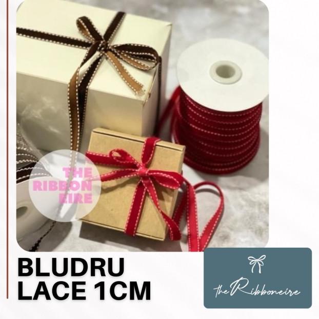 

Pita merah Garis-Garis /Pita Kado /coklat 1 roll 46m, lebar 1cm - Merah