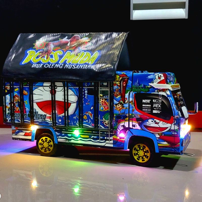 MINIATUR TRUK Livery kartun SUDAH LAMPU DAN TERPAL