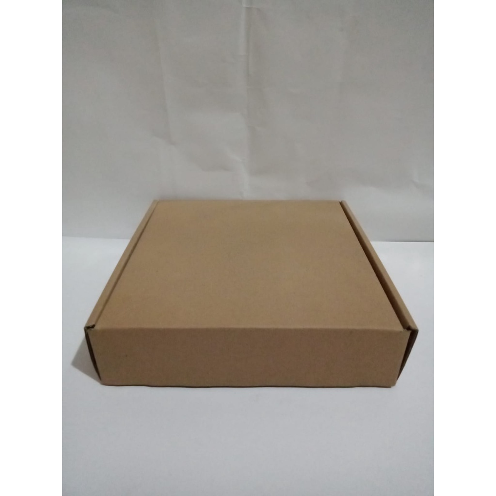 

BOX / KOTAK / KARDUS 24x24x6 cm Polos / Die Cut/ Box Hampers/ Box Gift (10 PCS)