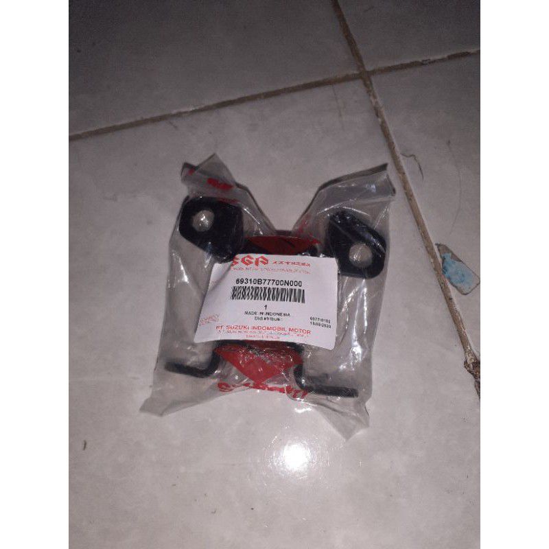 engsel pintu depan bagian bawah Suzuki Ertiga