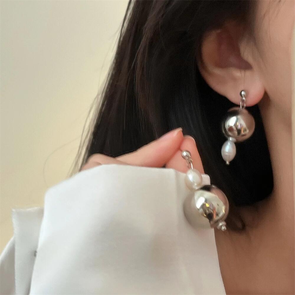 Anting Tusuk Gantung Bahan Metal Warna Silver Desain Bola Mutiara Gaya Jalanansimple Untuk Wanita