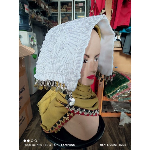 tuguk tutup kepala pengantin Lampung kumbut maduaro sulam usus