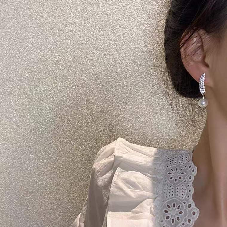 Anting Tusuk Gantung Warna Gold Hias Kristal / Mutiara Untuk Wanita