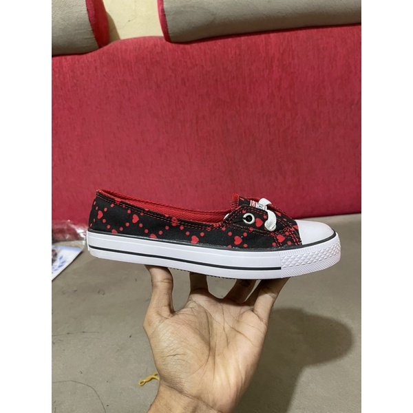 SEPATU SNEAKER WANITA SIP ON L 2 KARAKTER MERAH HITAM CLASIK