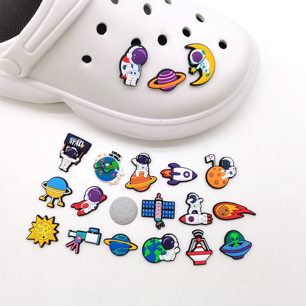 Aksesoris Gelang Tangan Bahan PVC Motif Kartun Astronot Crocs