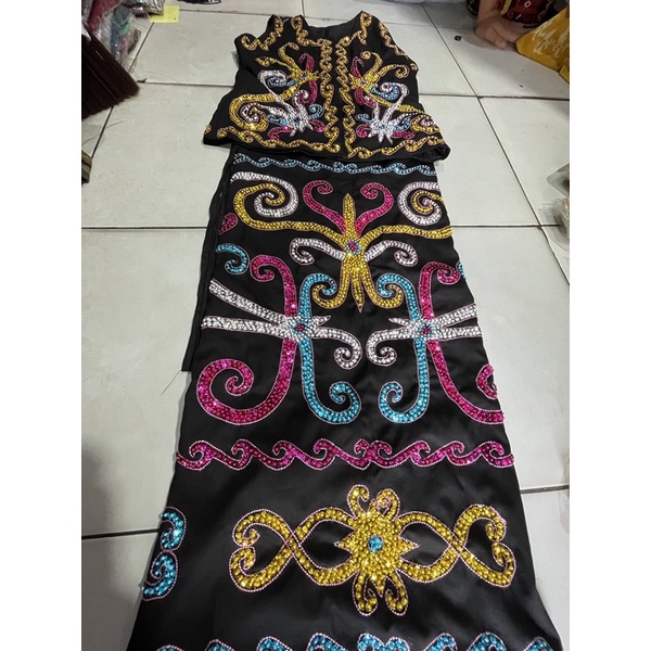 baju adat Dayak kenyah SMP perempuan