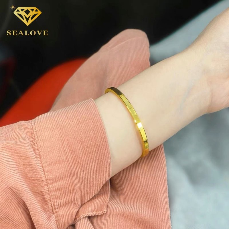 Gelang Bangle Bahan Titanium Warna Emas Gaya Vintage Untuk Wanita