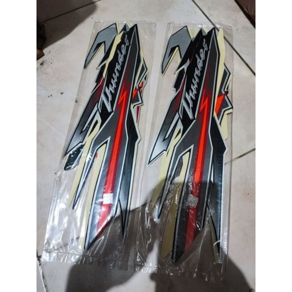 LIS STIPING STICKER SUZUKI THUNDER THUNDER125 UNTUK BODY WARNA HITAM