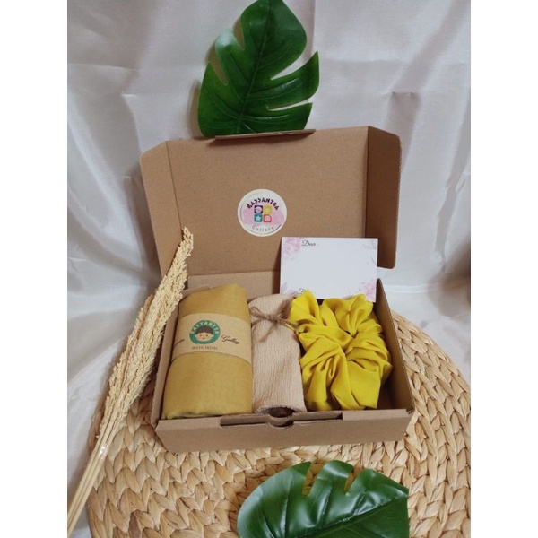 

hampers box gift box paket D hampers hijab kado ultah wisuda pernikahan dll