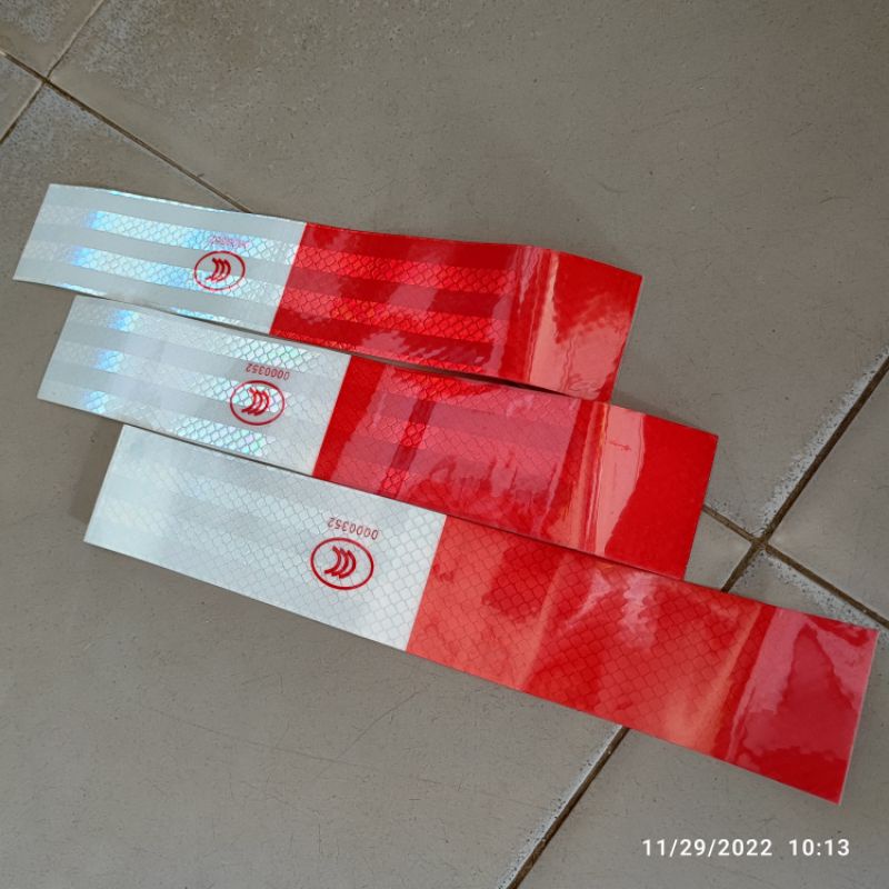

Stiker dan Plat Reflektif Reflektor menyala terkena sinar mobil motor sepeda