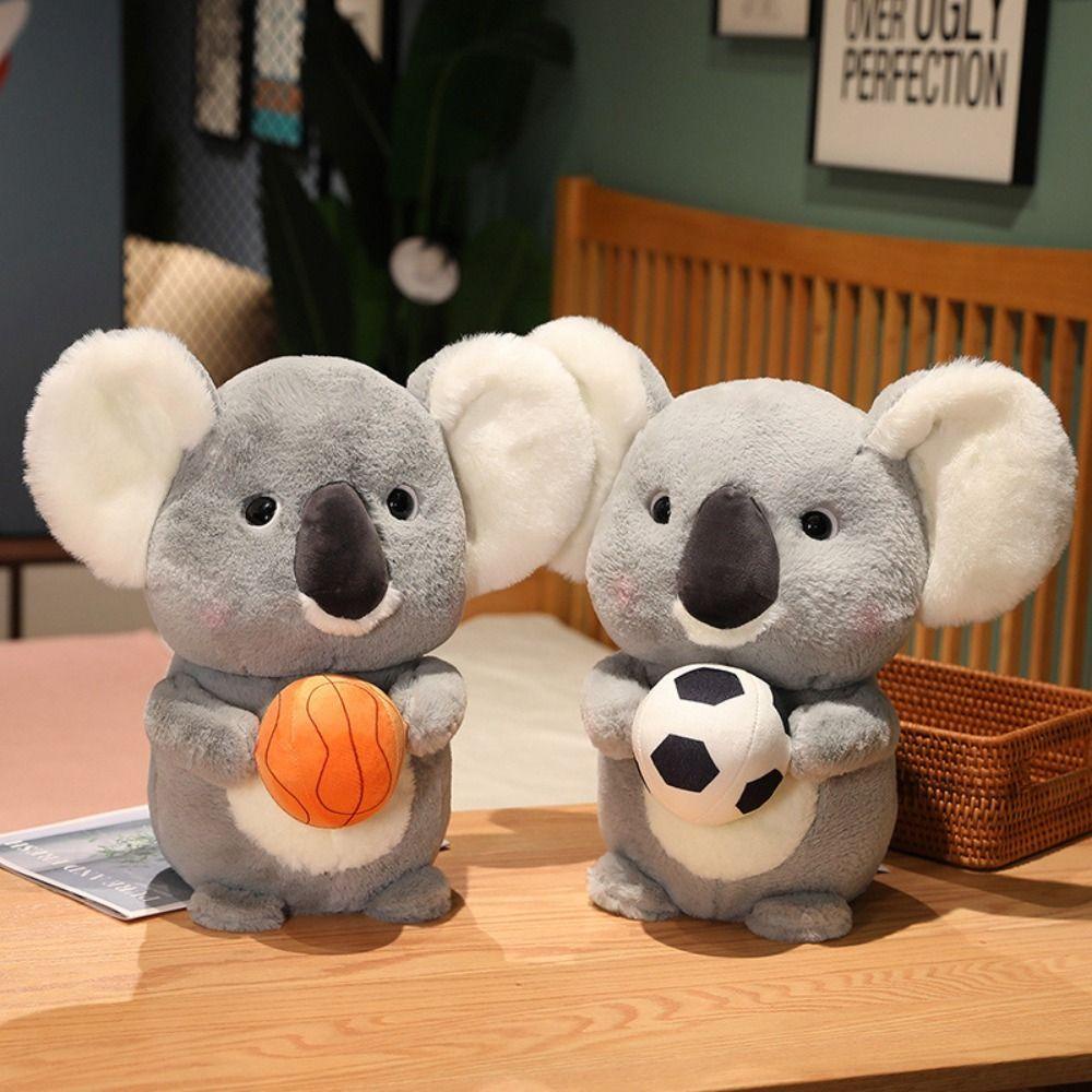 Quinton Sport Koala Boneka Berbulu Lembut Kualitas Tinggi Simulasi Koala Beruang Dekorasi Rumah Boneka Mainan Memegang Bola Menghibur Plushie Boneka Boneka Boneka Binatang Boneka