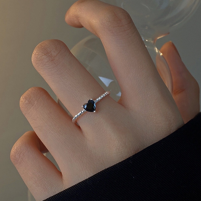 Cincin Zircon Bentuk Hati Warna Hitam Gaya Punk Vintage Untuk Wanita