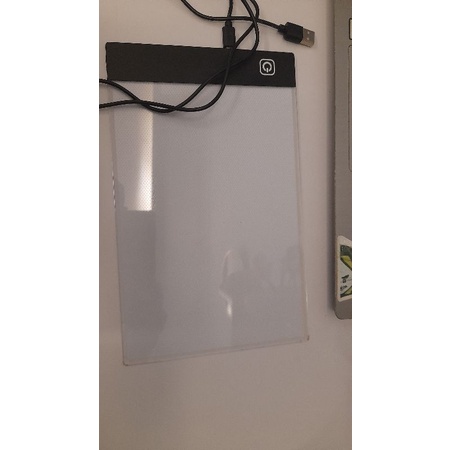 

(preowned) Papan Gambar Tracing Ukuran A5 Dengan Lampu LED Dan USB