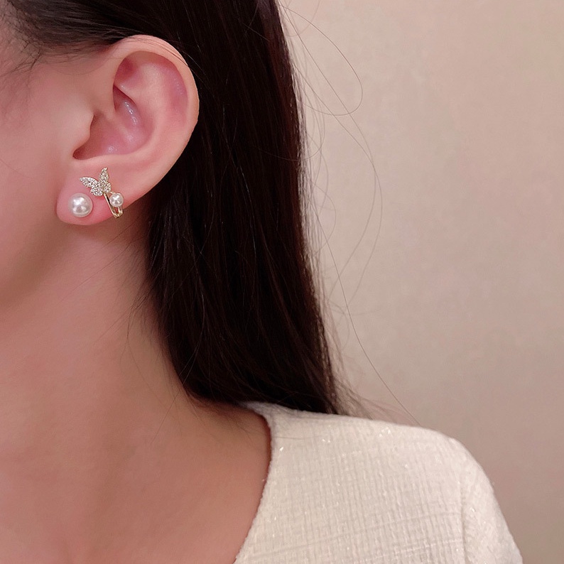 Anting Stud Desain Kupu-Kupu Aksen Mutiara Berlian Imitasi Gaya Elegan Untuk Wanita