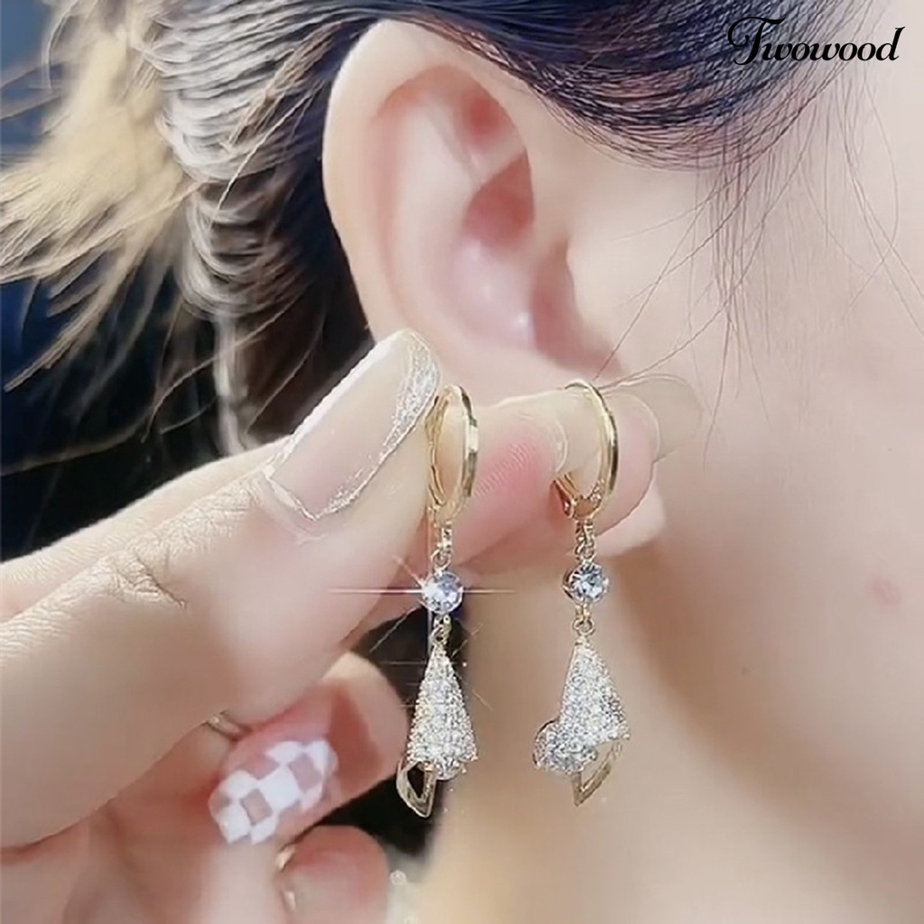 1 Pasang Anting Wanita Efek Visual Berkilau Bahan Alloy Untuk Hadiah Ulang Tahun